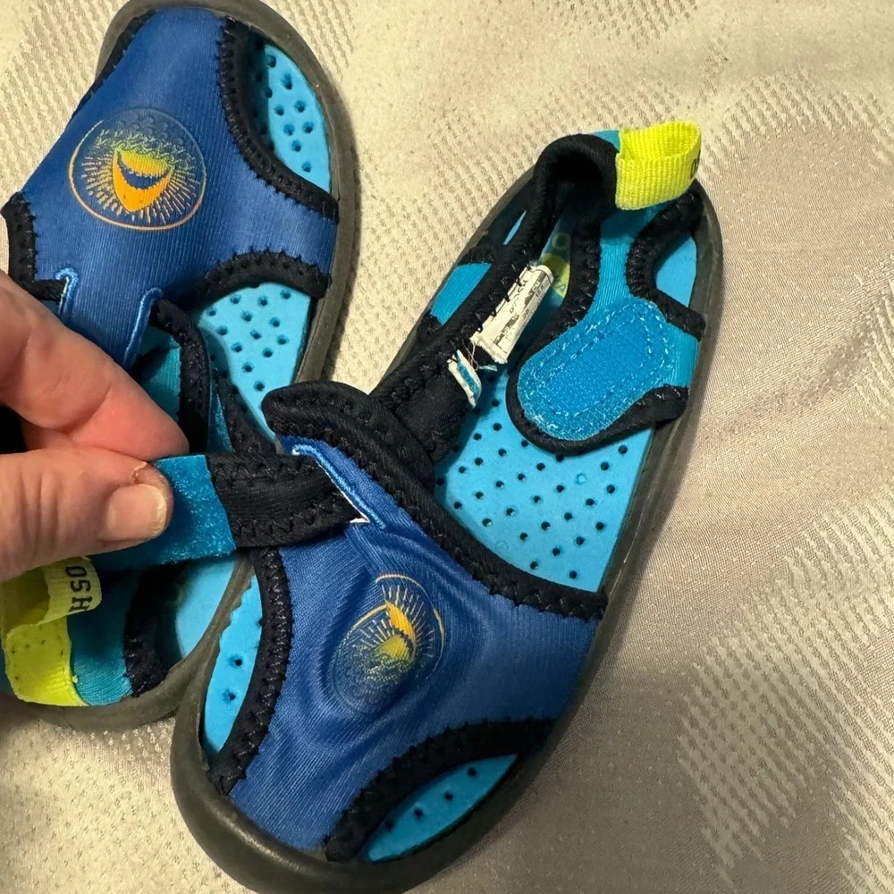 Kids Blue Water Shoes. Never Worn.  Osh kosh so great quality! 9M